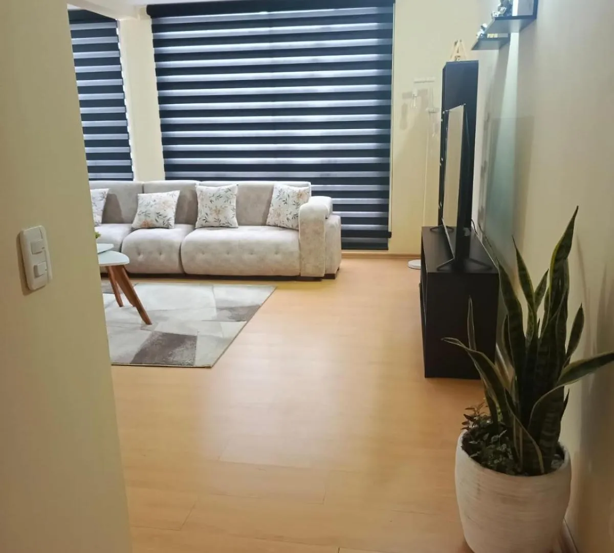 Departamento Completo Cerca De Embajada Americana Quito Lägenhet